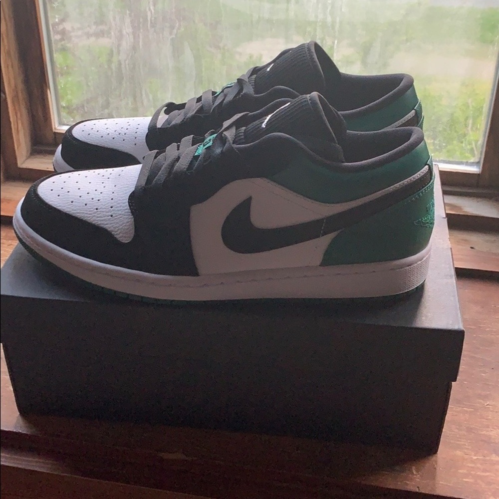 Air Jordan 1 Low (Brand New) - Picture 2 of 3